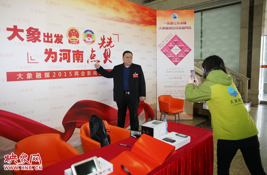 幫代表在大象融媒新聞會(huì)客廳留影拍照。