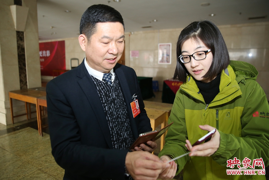 幫代表使用大象融媒映象網(wǎng)微信打印機(jī)現(xiàn)場(chǎng)打印照片。