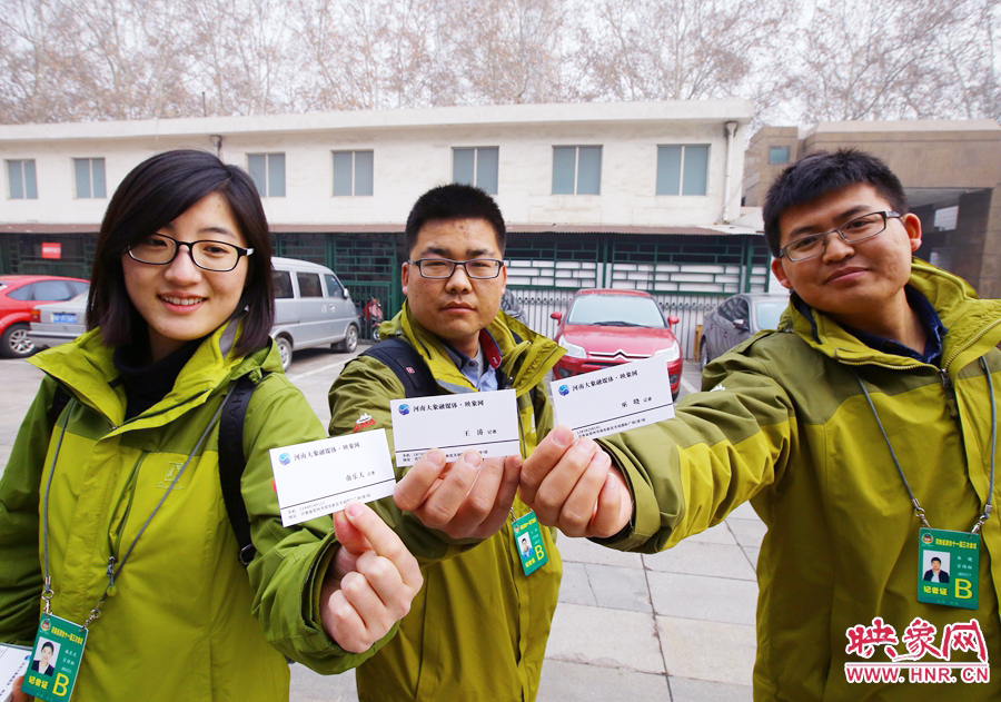 南樂天和同事展示新印制的大象融媒名片。