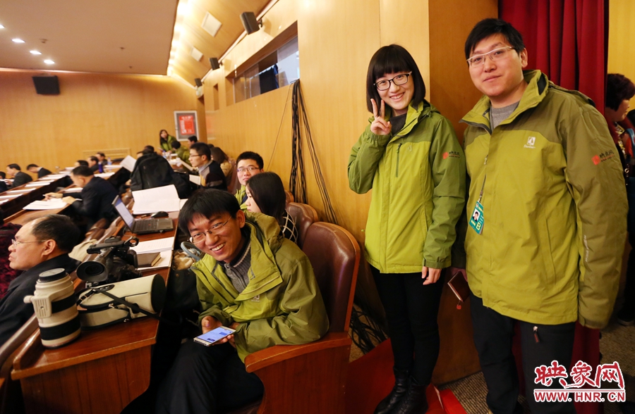 與同事一起的樂天。