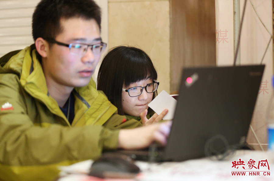 與同事現(xiàn)場(chǎng)寫稿子的樂天。