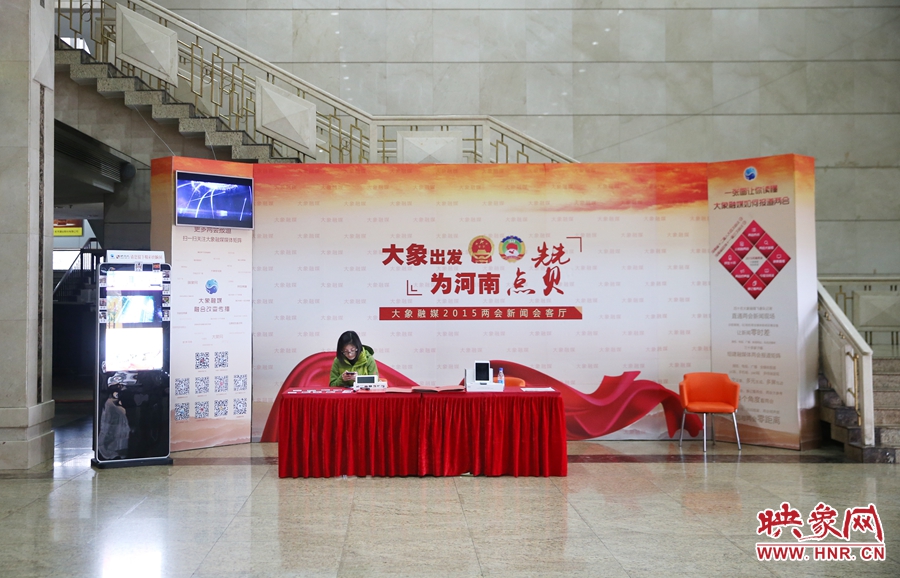 工作間隙還要更新映象網(wǎng)兩會(huì)微博。