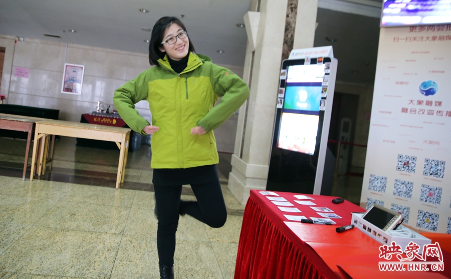 工作間隙，樂天跳起了“南式芭蕾”。