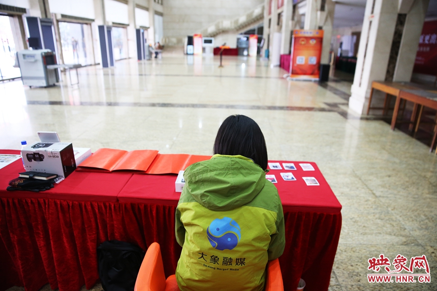 一個(gè)人的堅(jiān)守在工作崗位。