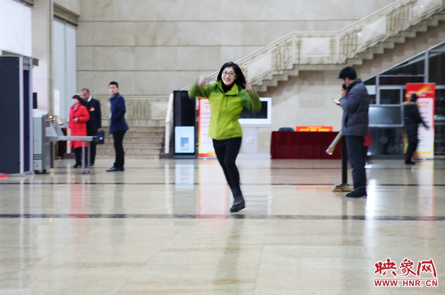 南樂天完成一個(gè)采訪后，興奮的跳了起來。