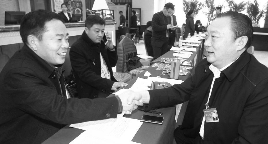 參加省政協(xié)十一屆三次會議的委員到駐地報到 參加省政協(xié)十一屆三次會議的委員到駐地報到