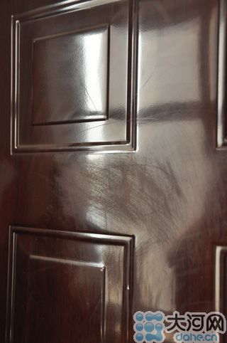 　雖然王先生用砂紙打磨過，但是“奠字”仍依稀可見