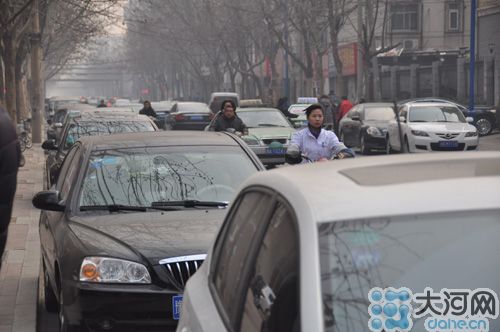 　業(yè)主將車停到經(jīng)一路上，給路人造成很大的不便