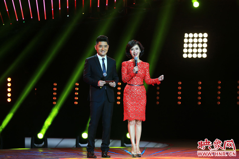 《梨園春》主持人關(guān)楓、龐曉戈