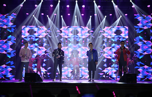 圣誕HIGH不?！睹霮歌秀》校園巡演持續(xù)開(kāi)唱