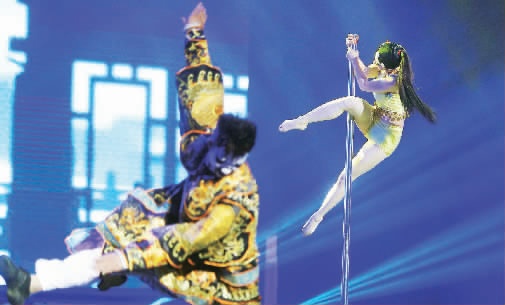 “鋼管舞娘”周文將鋼管舞和民族文化融合在一起，創(chuàng)意了一段《霸王別姬》的鋼管舞表演