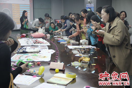 比賽現(xiàn)場熱鬧非凡，各位女神競相展示自己的作品