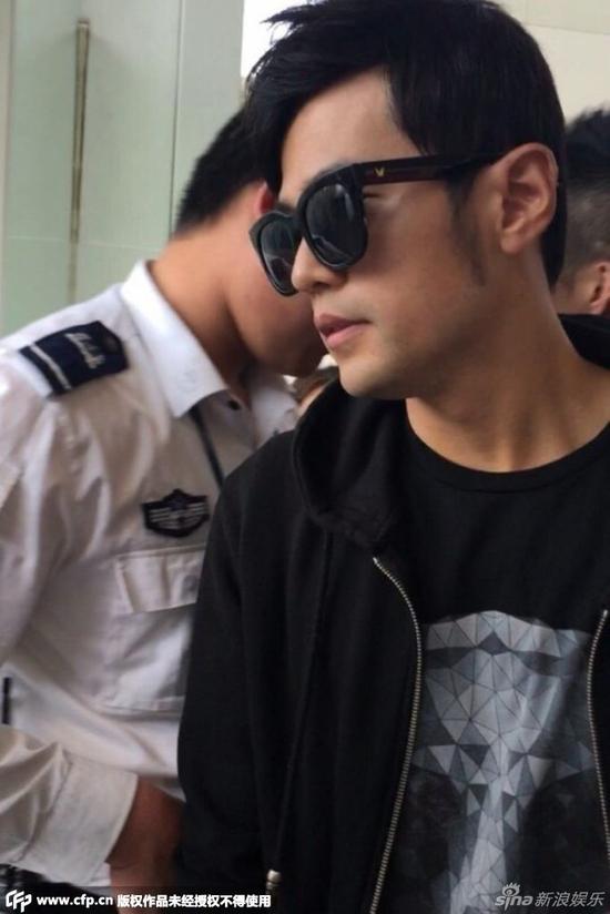 周杰倫攜孕妻機(jī)場遭圍堵 周杰倫攜孕妻機(jī)場遭圍堵