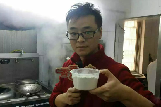 小飛手里端的是什么材料？