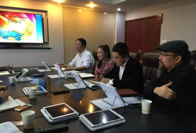 從右至左依次為趙財神，雅購供銷CEO許濤，農(nóng)團(tuán)聯(lián)盟創(chuàng)始人王婷。