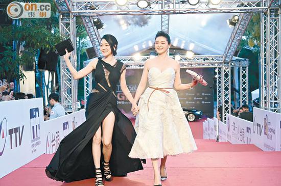 大Ｓ（右）和?。訝渴肿呒t地毯。