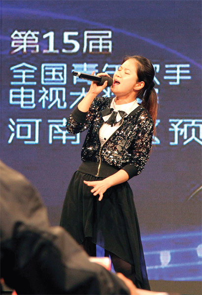 選手們演唱很賣力，要把最好的一面展現(xiàn)給評(píng)委