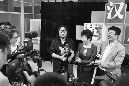 節(jié)目嘉賓高曉松、于丹、張頤武接受采訪