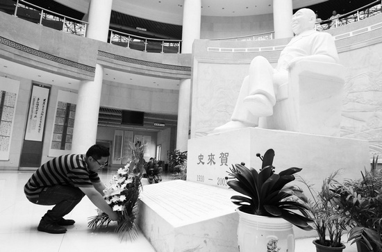 都市頻道記者崔松旺在史來賀雕像前悄悄放上了一束鮮花 都市頻道記者崔松旺在史來賀雕像前悄悄放上了一束鮮花