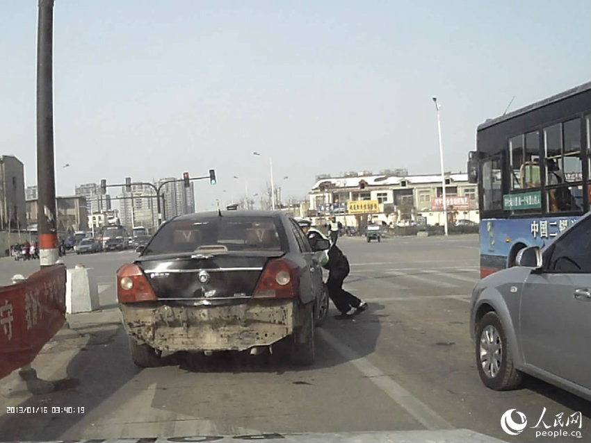 山東一轎車(chē)拖協(xié)警狂奔3000米 司機(jī)被刑拘 山東一轎車(chē)拖協(xié)警狂奔3000米 司機(jī)被刑拘