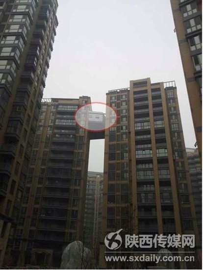 西安現(xiàn)最?！疤鞓颉?兩樓之間建起“空中走廊”