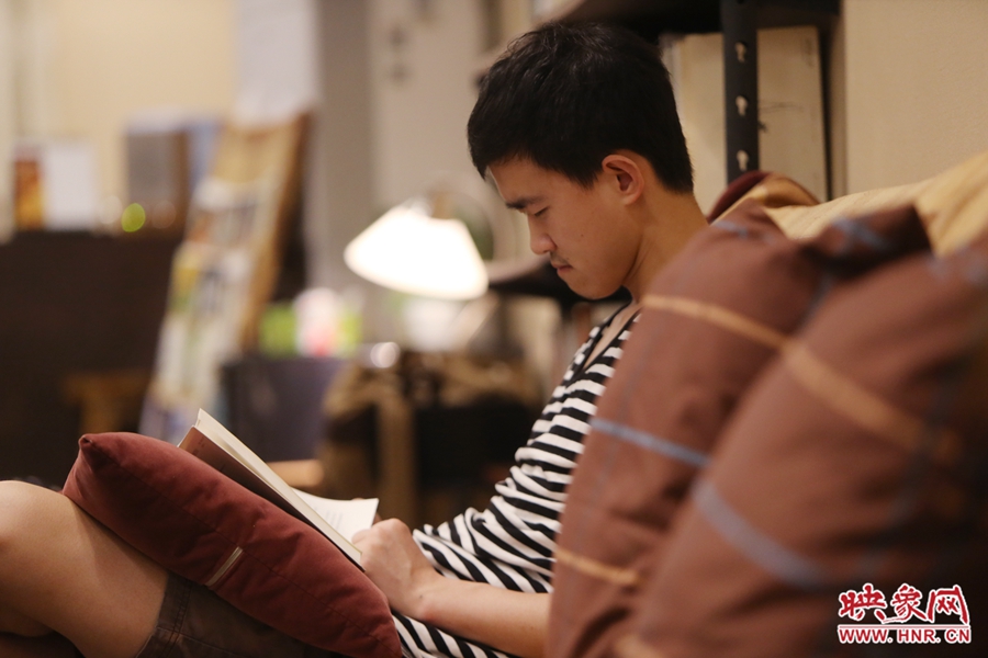 徐浩然，24歲，圖書編輯：在書店看紙質(zhì)書，意境會(huì)更深一些。