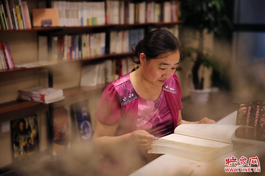 王艷、44歲，某醫(yī)院醫(yī)生：白天沒有時(shí)間，晚上帶小孩來這里培養(yǎng)她們的讀書習(xí)慣。