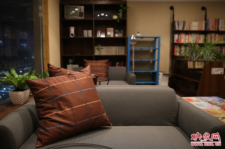 書店內(nèi)的布置非常溫馨，有種家里書屋的感覺。