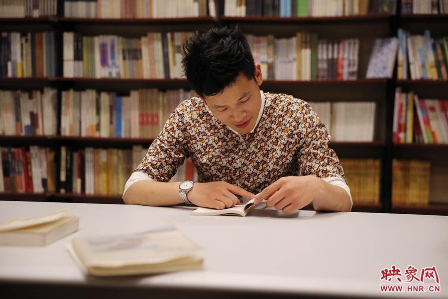 李恒，26歲，私營(yíng)業(yè)主：喜歡撫摸紙質(zhì)書的感覺。