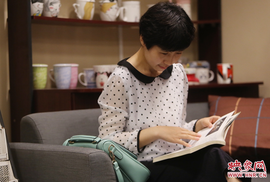 毛韶華，年齡保密，文字工作者：紙質(zhì)書是營(yíng)養(yǎng)餐，電子書是快餐。