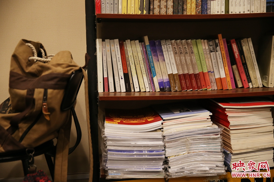 放下背包，捧起一本喜愛的書，生活的另一種方式。