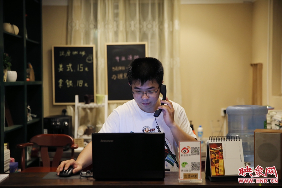 店長(zhǎng)小博，由于書店搬遷至此，經(jīng)常接詢問地址的電話。