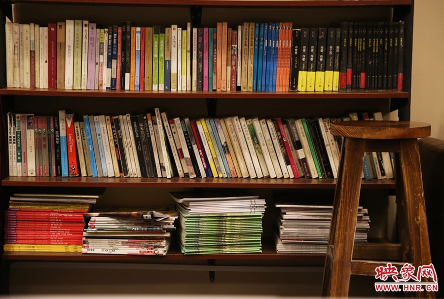 書店內(nèi)設(shè)置的高腳凳子。