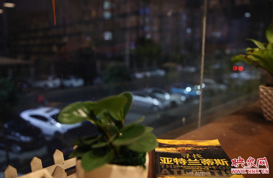 一扇窗，將喧鬧與寧?kù)o分割。