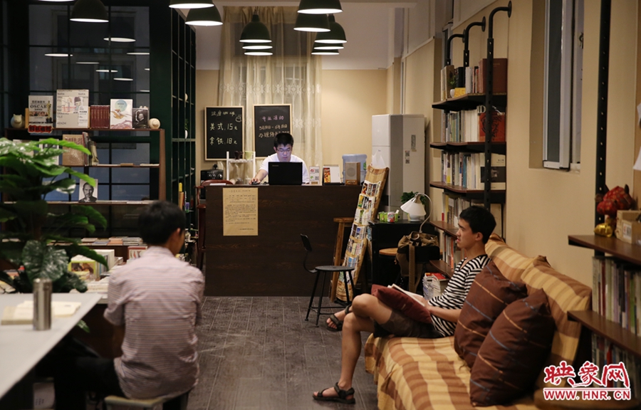 看書的人在相互交流。