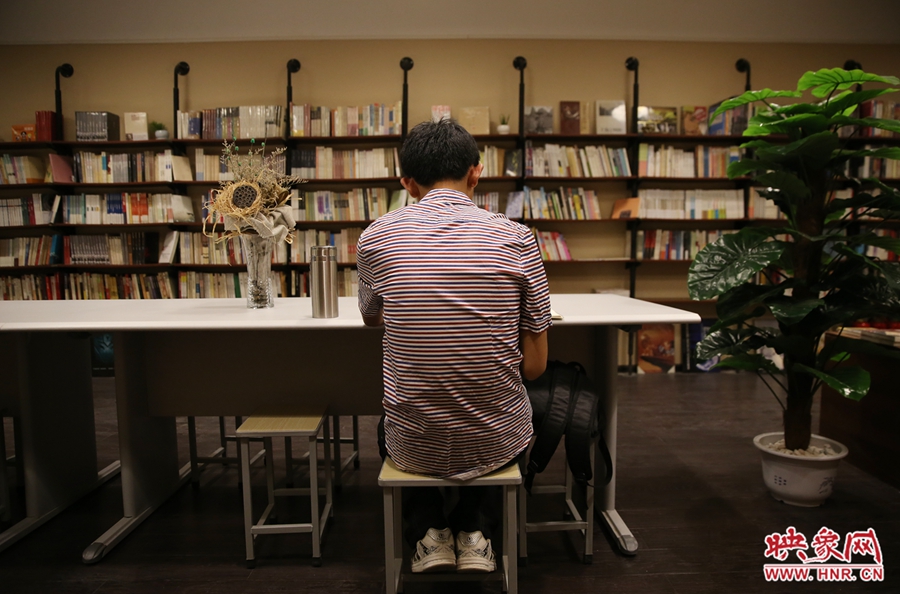 5月23日晚，鄭州一家24小時（周五、周六）書店營業(yè)。慕名而來的客人在看書。