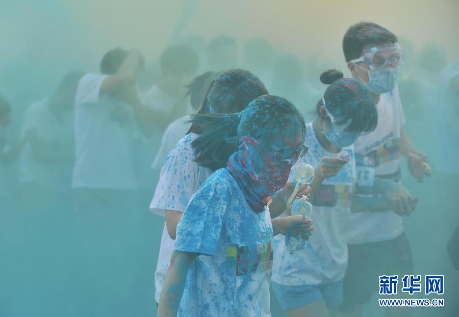 “彩跑”跑進(jìn)清華大學(xué)研究生運動會