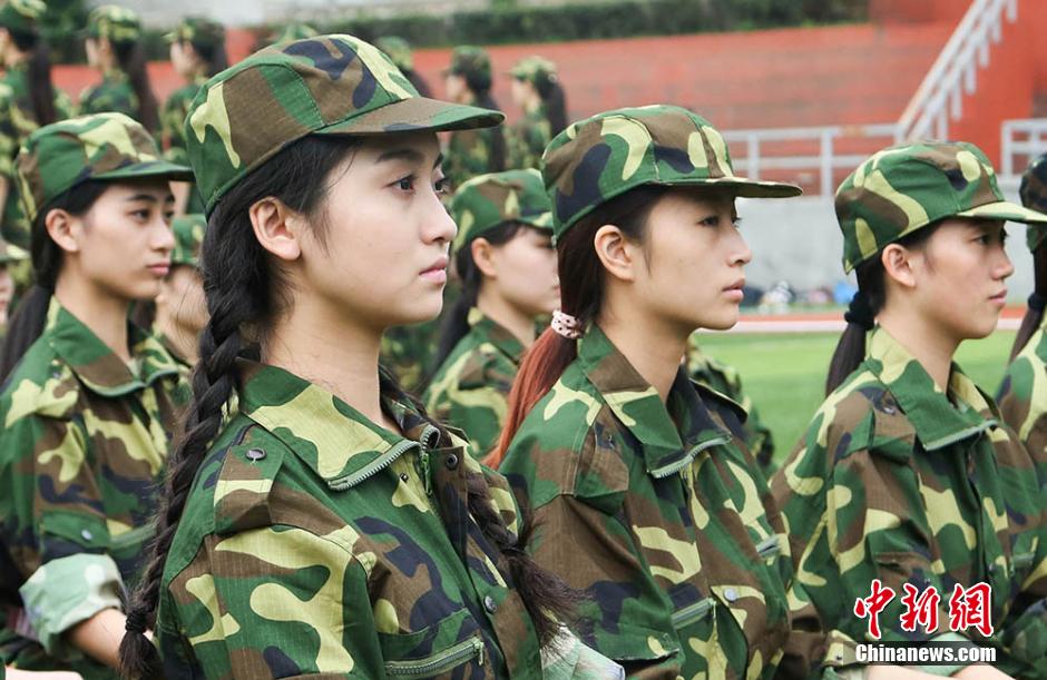 南京藝術(shù)學(xué)院新生軍訓(xùn) 靚妹子成排 南京藝術(shù)學(xué)院新生軍訓(xùn) 靚妹子成排