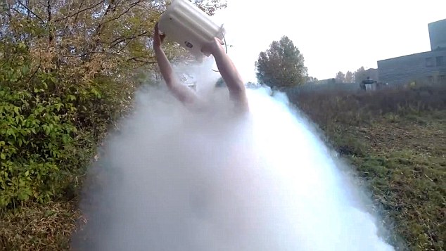 俄科學(xué)家用零下195度液氮完成“冰桶挑戰(zhàn)” 俄科學(xué)家用零下195度液氮完成“冰桶挑戰(zhàn)”