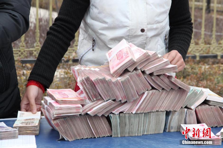 甘肅山村一支書發(fā)百萬分紅現金 激勵全村農民致富 甘肅山村一支書發(fā)百萬分紅現金 激勵全村農民致富