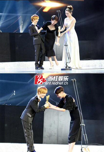 海清脫高跟鞋為郭敬明頒獎(jiǎng) 海清脫高跟鞋為郭敬明頒獎(jiǎng)