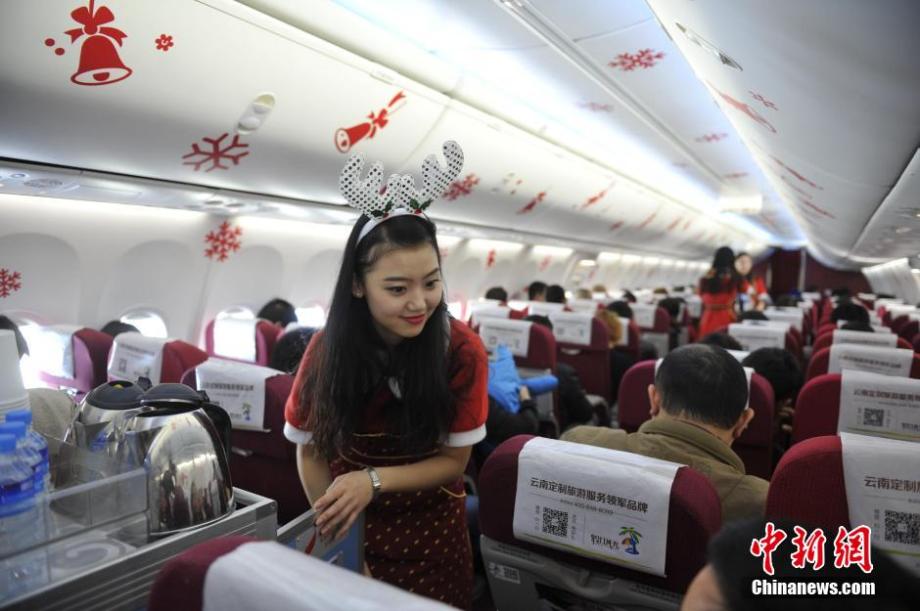 空乘著“圣誕裝”萬米高空派發(fā)圣誕禮物 空乘著“圣誕裝”萬米高空派發(fā)圣誕禮物