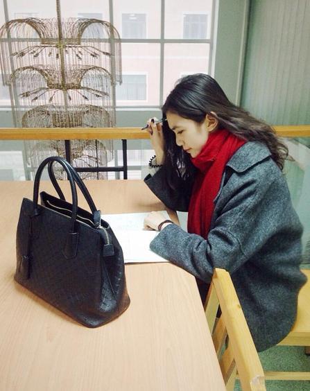 國戲?；ú排畬W(xué)霸 街拍秀修長美腿