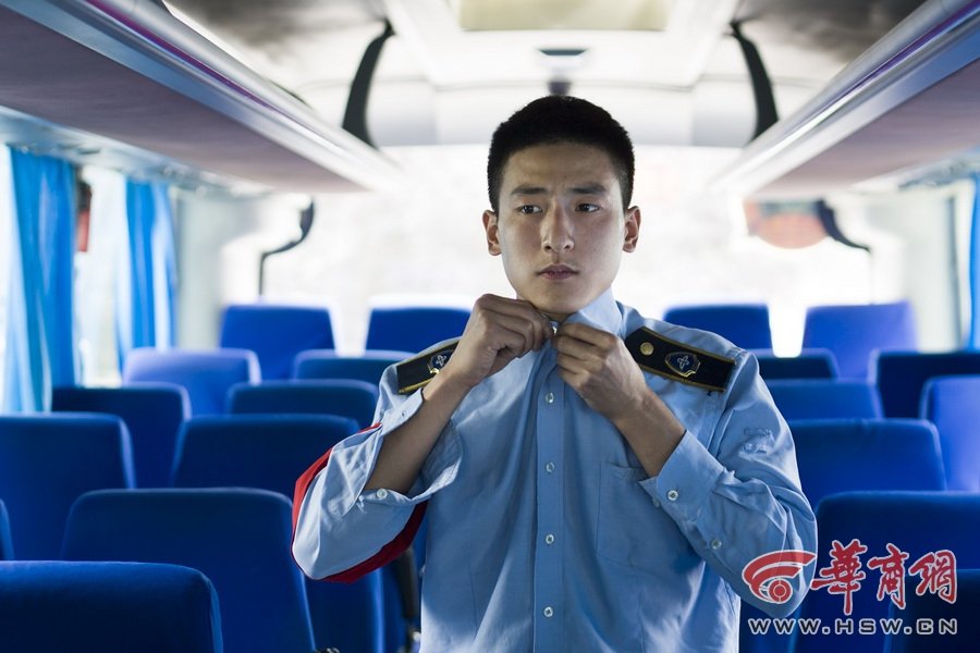 西安一公交車(chē)現(xiàn)最帥售票員 顏值爆表走紅網(wǎng)絡(luò)