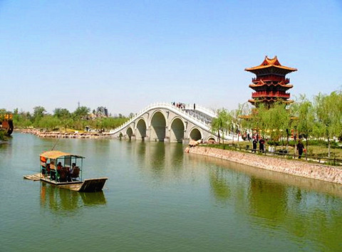 清明上河園獲“河南省十大重點文化企業(yè)”稱號 清明上河園獲“河南省十大重點文化企業(yè)”稱號