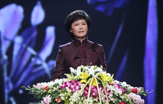 主持人敬一丹。