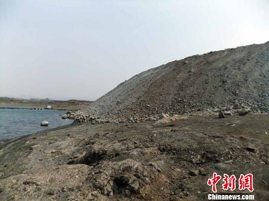 填湖造地，在鴨河水庫非法建設(shè)有越演越烈之勢。吳揚　攝