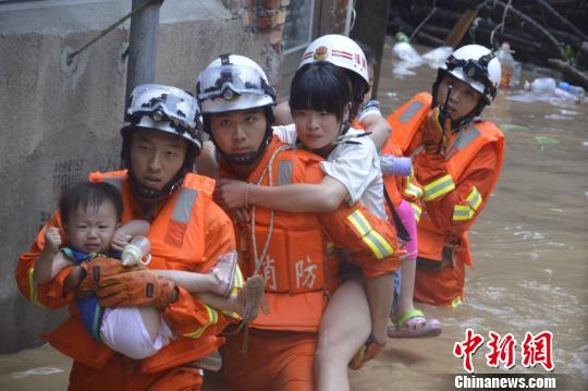 圖為漳平消防大隊涉水轉(zhuǎn)移被困群眾。