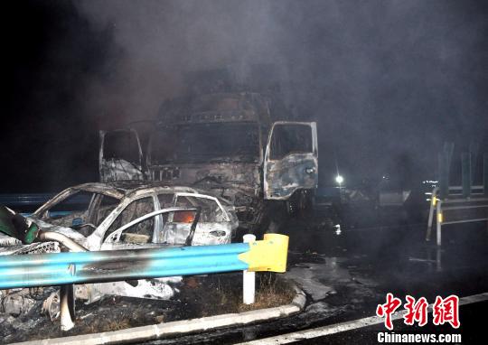 10月2日0時(shí)許，杭瑞高速貴州江口縣往銅仁市方向，距王家溝隧道出口200米處，發(fā)生一起三車追尾交通事