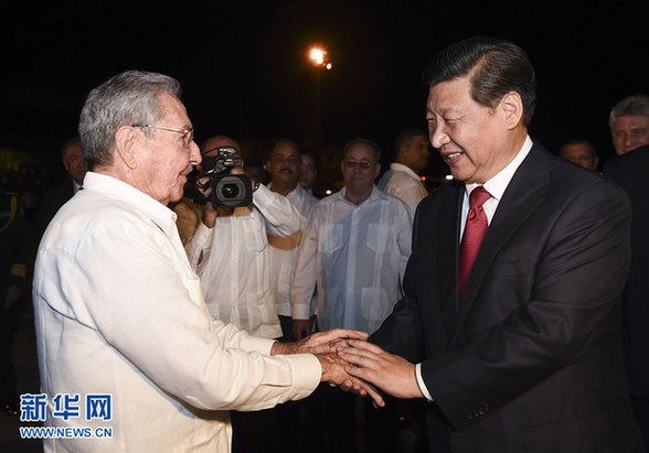 這是古巴國務(wù)委員會(huì)主席兼部長會(huì)議主席勞爾·卡斯特羅到機(jī)場為習(xí)近平送行。